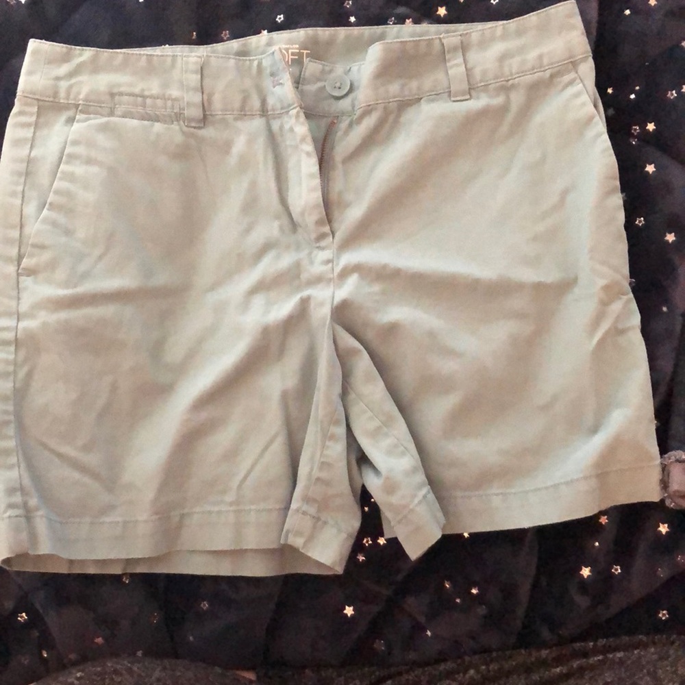 Size 8 6” short. Ann Taylor Loft. Kind of a green/ sea blue color.